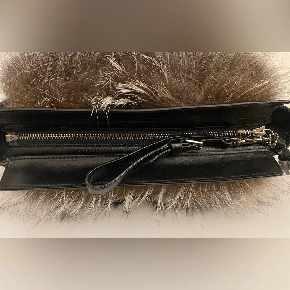 COACH LEGACY SILVER/BLACK WHITE  FOX FUR CLUTCH w/TASSEL 😍 (R$1,200) Like New